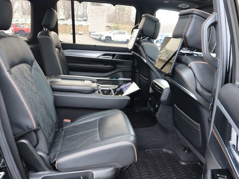 Used 2022 Jeep Grand Wagoneer Series III w/ Rear Seat Video Group 1 AWD/4WD image 32