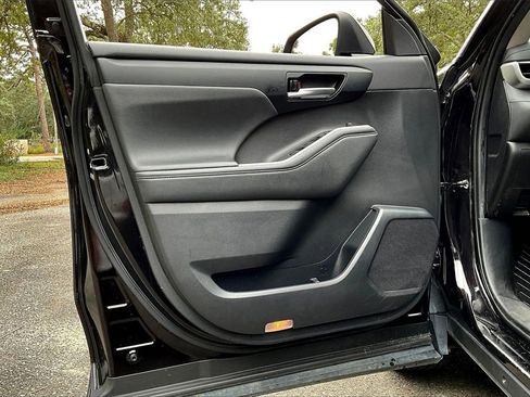 Used 2022 Toyota Highlander XLE image 17