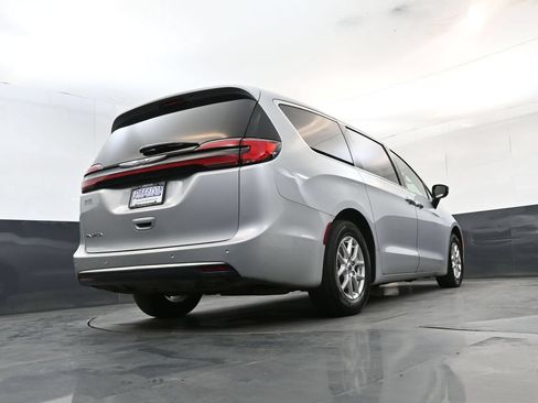 Used 2024 Chrysler Pacifica Touring-L FWD image 23