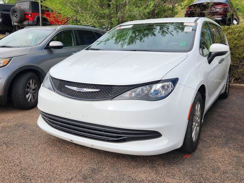 Used 2020 Chrysler Voyager L FWD image 9