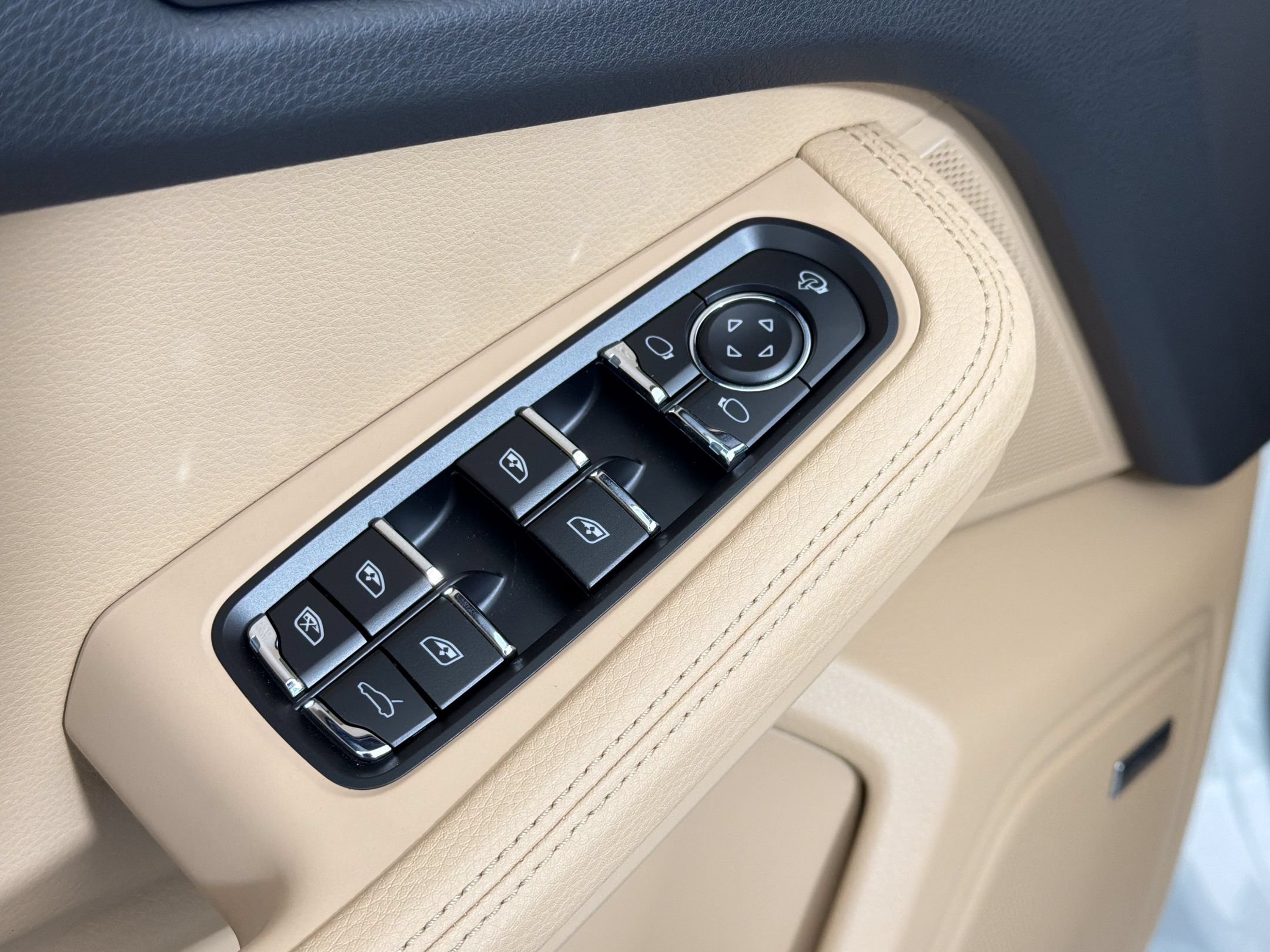 Used 2026 Porsche Macan AWD/4WD image 23