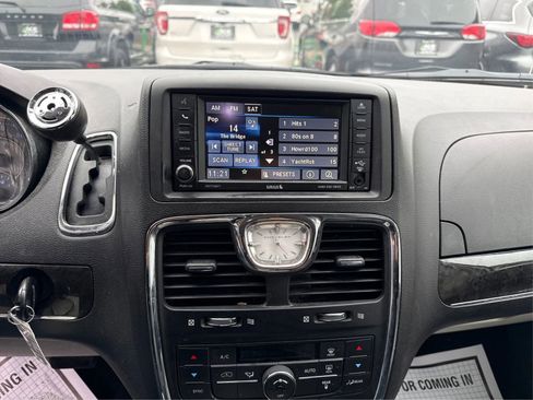 Used 2016 Chrysler Town & Country Touring FWD image 14