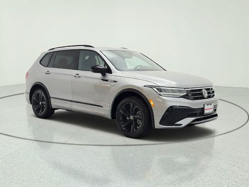 Used 2023 Volkswagen Tiguan SE R-Line FWD image 3
