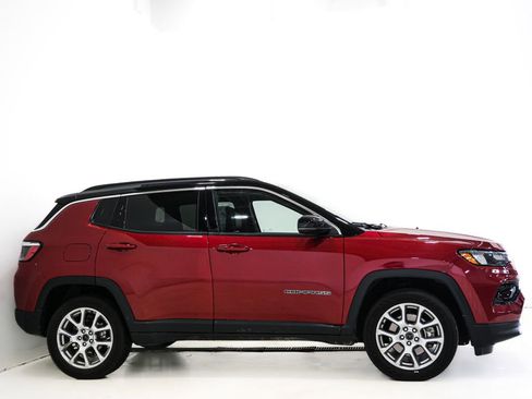 Used 2025 Jeep Compass Limited image 4