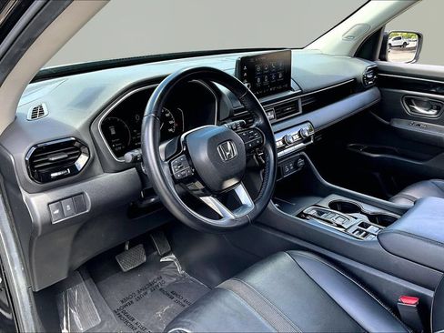 Used 2025 Honda Pilot Touring image 14