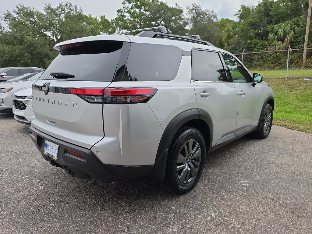 Used 2025 Nissan Pathfinder SV w/ SV Premium Package FWD image 3