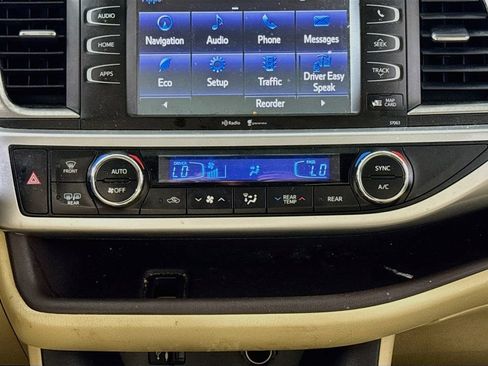 Used 2014 Toyota Highlander XLE AWD/4WD image 16