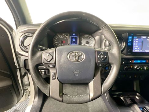 Used 2017 Toyota Tacoma TRD Sport image 16