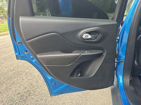 Used 2019 Jeep Cherokee Trailhawk AWD/4WD image 23