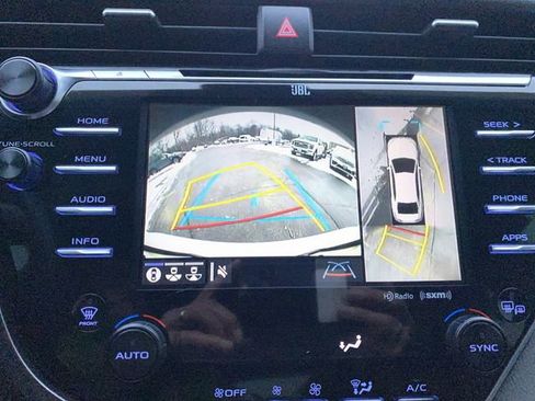 Used 2018 Toyota Camry XLE image 10