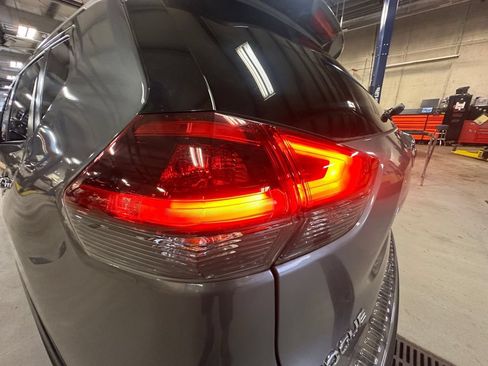 Used 2019 Nissan Rogue SV w/ Premium Package FWD image 31