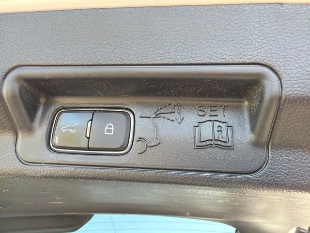 Used 2021 Ford Explorer XLT w/ Equipment Group 202A AWD/4WD image 12