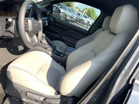 Used 2025 Toyota 4Runner SR5 AWD/4WD image 18
