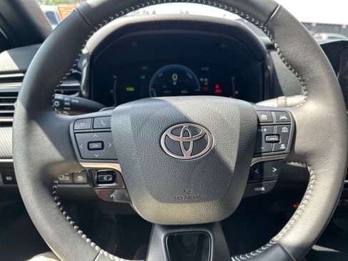Used 2025 Toyota Camry SE FWD image 18