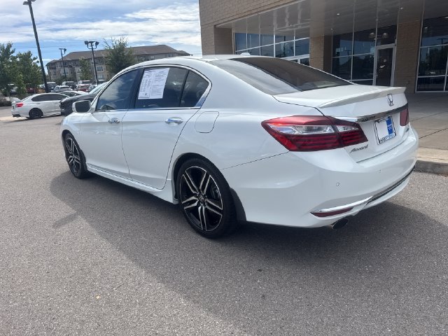 Used 2017 Honda Accord Touring image 2