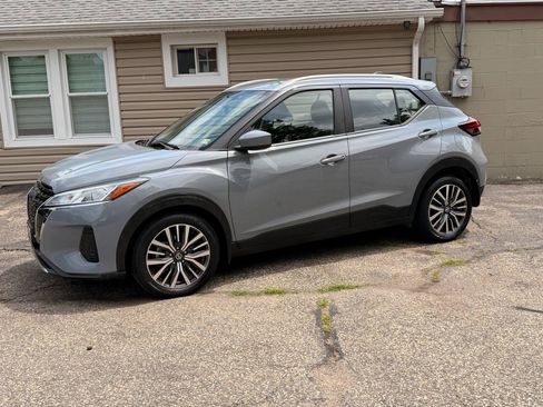 Used 2021 Nissan Kicks SV FWD image 3