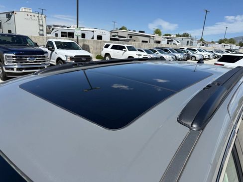 Used 2023 Chrysler Pacifica Limited FWD image 10