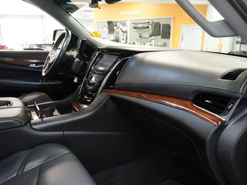 Used 2017 Cadillac Escalade ESV Luxury AWD/4WD image 32