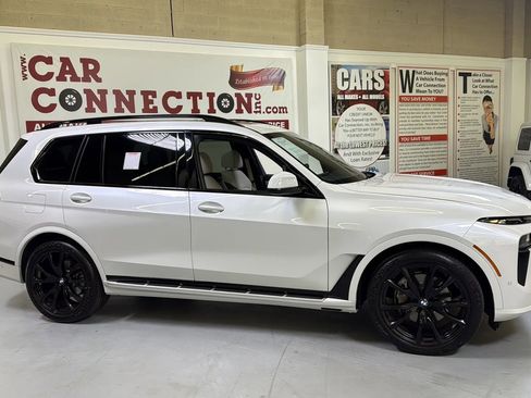 Used 2023 BMW X7 xDrive40i w/ M Sport Package AWD/4WD image 9