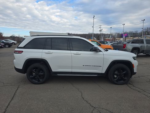 Used 2024 Jeep Grand Cherokee Limited w/ Luxury Tech Group II image 2