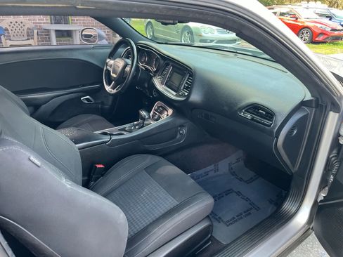 Used 2017 Dodge Challenger SXT image 11
