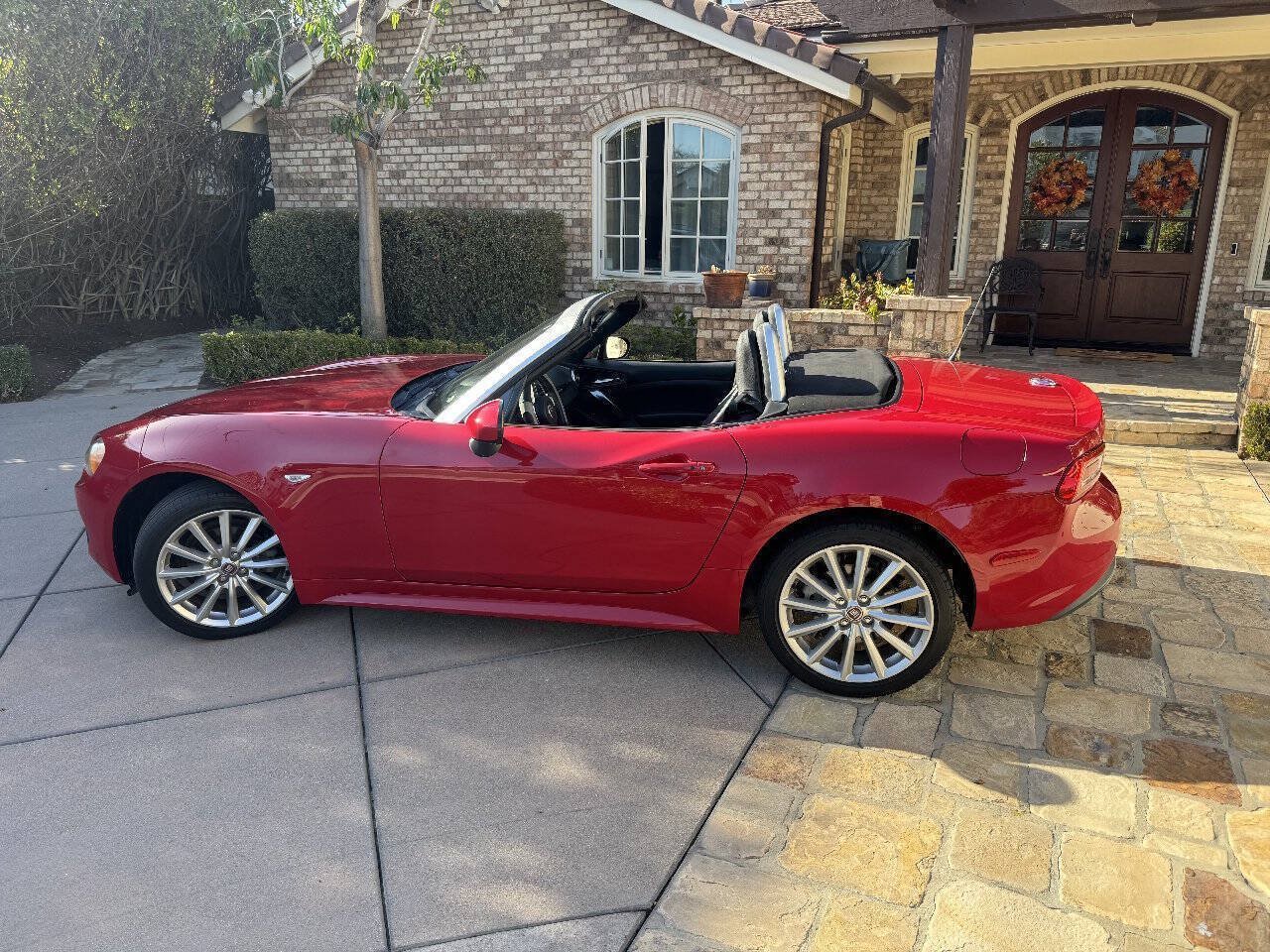 Used 2017 FIAT 124 Spider Lusso RWD image 2