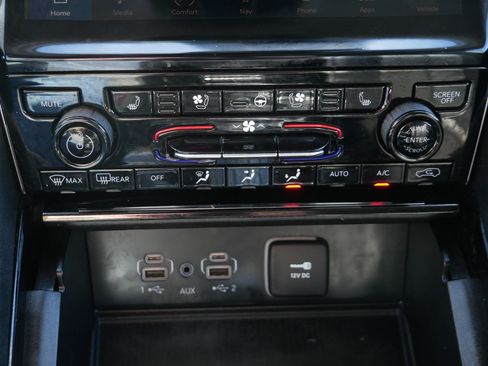 Used 2023 Jeep Grand Cherokee Limited w/ Luxury Tech Group II image 23