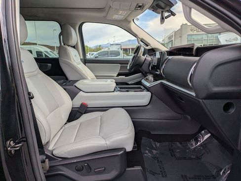 Used 2025 Ford Expedition Platinum AWD/4WD image 33