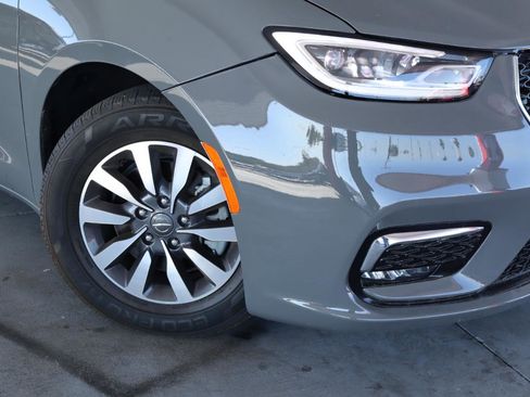 Used 2021 Chrysler Pacifica Touring-L image 4