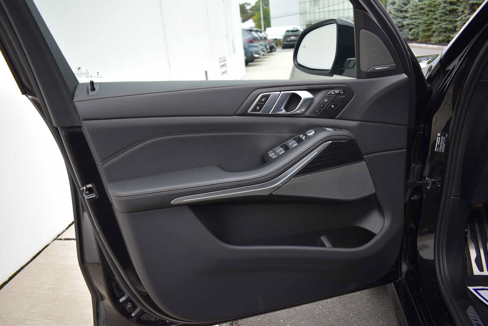 Used 2024 BMW X7 xDrive40i w/ M Sport Package AWD/4WD image 19