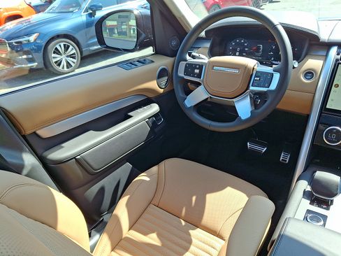 New 2026 Land Rover Discovery Limited Edition AWD/4WD image 12