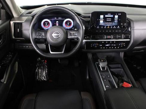 Certified 2025 Nissan Pathfinder Platinum w/ Black Appearance Package FWD image 7