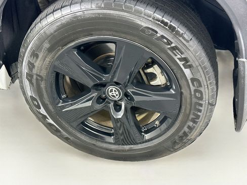 Used 2023 Toyota Highlander L FWD image 11