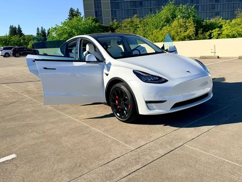Used 2022 Tesla Model Y Long Range AWD/4WD image 30
