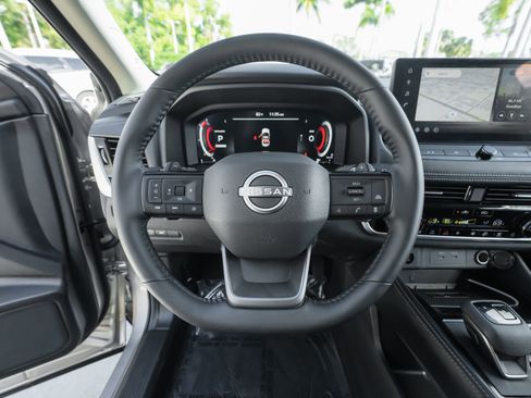 Used 2025 Nissan Rogue Platinum w/ Platinum Premium Package image 7