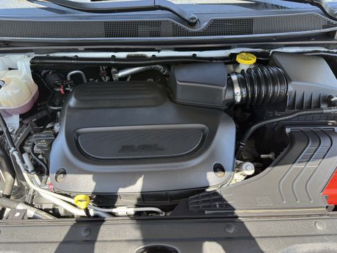 Used 2023 Chrysler Voyager LX FWD image 33