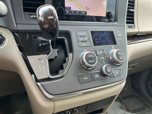 Used 2017 Toyota Sienna XLE w/ XLE Navigation Package image 39