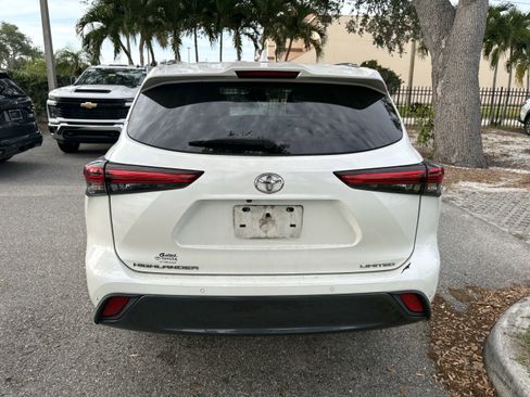 Used 2020 Toyota Highlander Limited FWD image 5