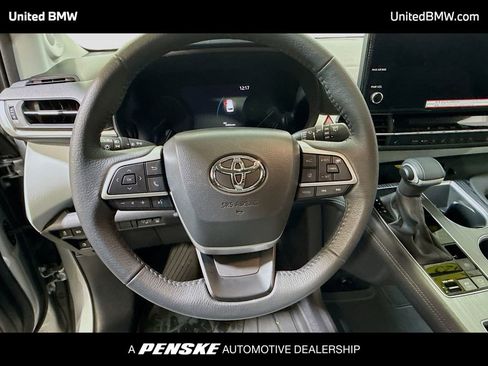 Used 2025 Toyota Sienna XLE w/ XLE Plus Package FWD image 6