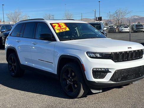 Used 2023 Jeep Grand Cherokee Limited w/ Luxury Tech Group II image 3