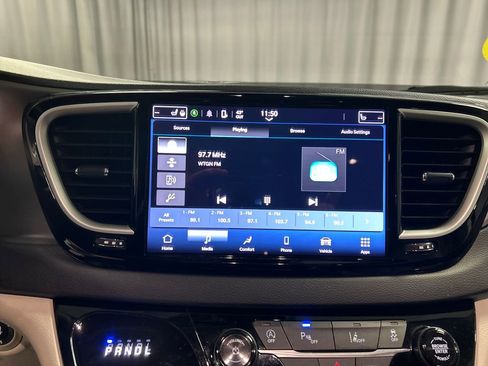 Used 2024 Chrysler Pacifica Touring-L image 17