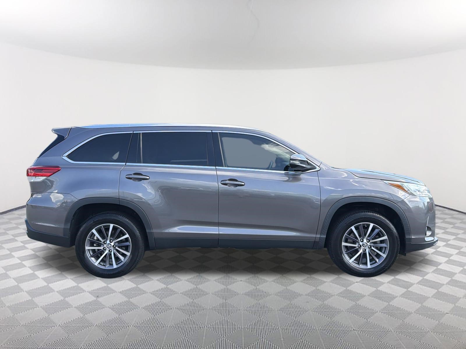 Used 2019 Toyota Highlander XLE FWD image 16
