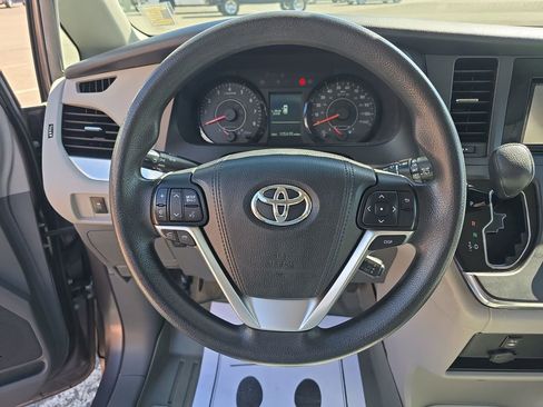 Used 2015 Toyota Sienna LE AWD/4WD image 14