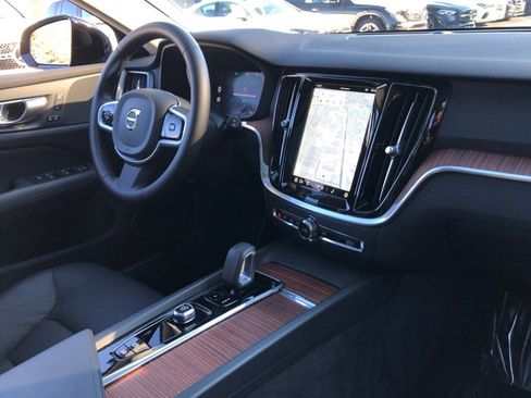 Used 2025 Volvo V60 B5 Cross Country Plus image 17