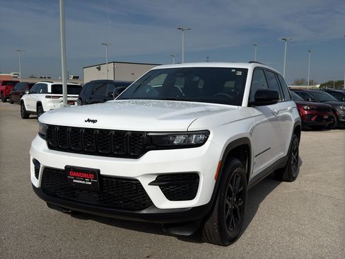 Used 2024 Jeep Grand Cherokee Altitude image 2