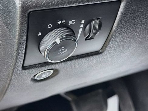 Used 2019 Jeep Grand Cherokee Altitude AWD/4WD image 10