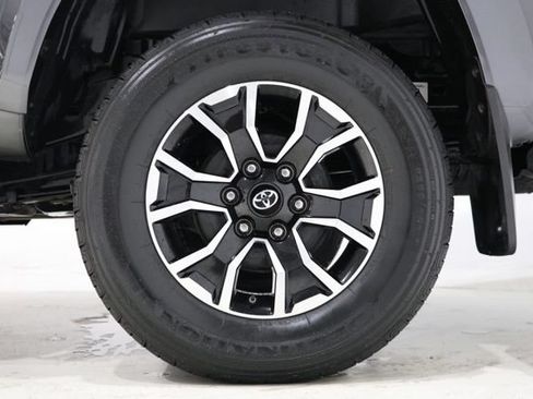 Used 2020 Toyota Tacoma TRD Sport w/ TRD Premium Sport Package AWD/4WD image 9