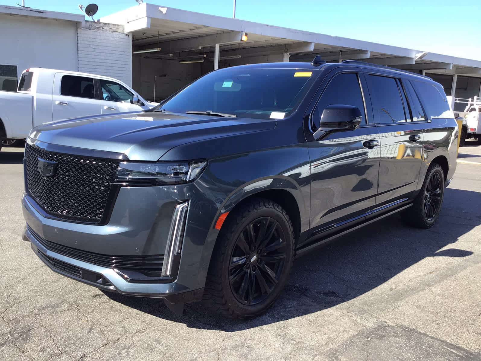 Used 2021 Cadillac Escalade ESV Sport Platinum AWD/4WD image 2
