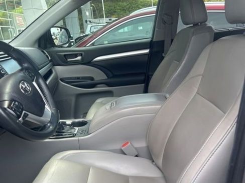 Used 2019 Toyota Highlander XLE AWD/4WD image 7