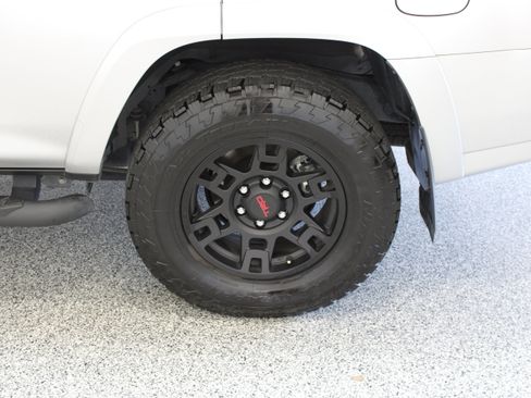 Used 2024 Toyota 4Runner SR5 Premium w/ Moonroof Package RWD image 10